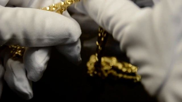 Нательный крест из жёлто-белого золота с бриллиантами на цепочке плетения Краб Малый смотреть онлайн