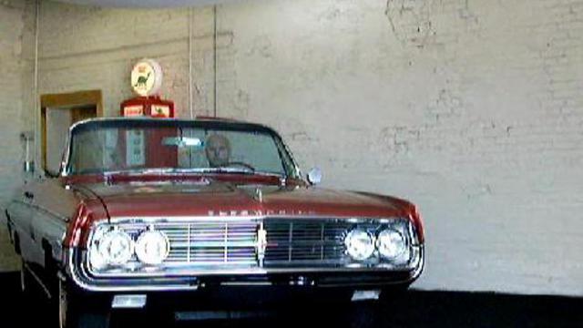 1962 Oldsmobile Starfire Convertible - заводится и выезжает из гаража смотреть онлайн