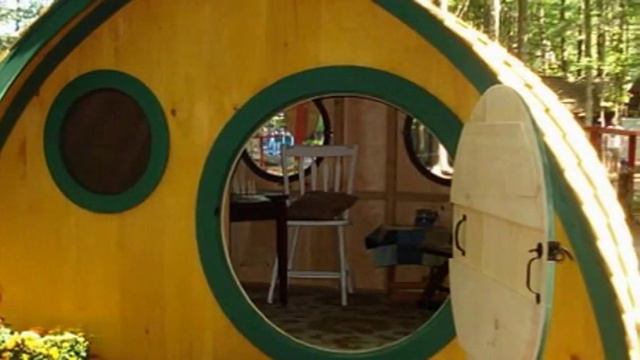 Build your own 'Hobbit hole' for £1,000: Couple's elaborate Lord of the Rings-style cottages смотреть онлайн