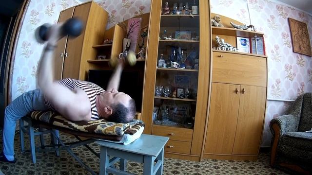 Домашняя тренировка из подручных средств при короновирусе смотреть онлайн