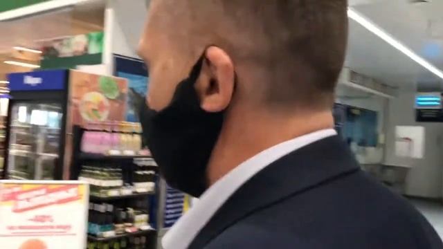 Начальник охраны незаконно заставляет надеть маску на лицо часть 1 смотреть онлайн