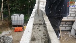 Бетонные перемычки над окнами в доме из газобетона.