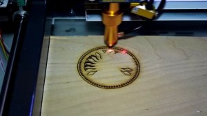 Первый запуск лазерного станка в школьной мастерской.