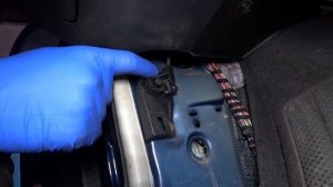 замена ручки и кронштейна открытия капота SKODA FABIA