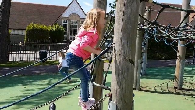 A Visit to Belle Vue Park in the sunshine! ? смотреть онлайн