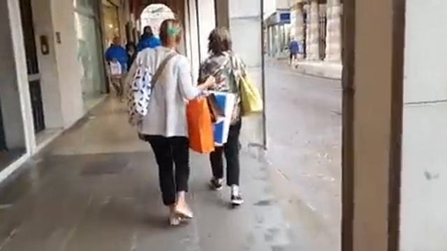 Италия стритстайл итальянок осенний под дождем.тренч леопард смотреть онлайн