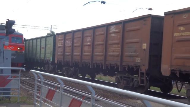 Электровозы ВЛ80С-1541 и ВЛ80С-1358 с грузовыми поездами смотреть онлайн