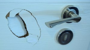 Как Починить СЛОМАННУЮ Дверь САМОСТОЯТЕЛЬНО!