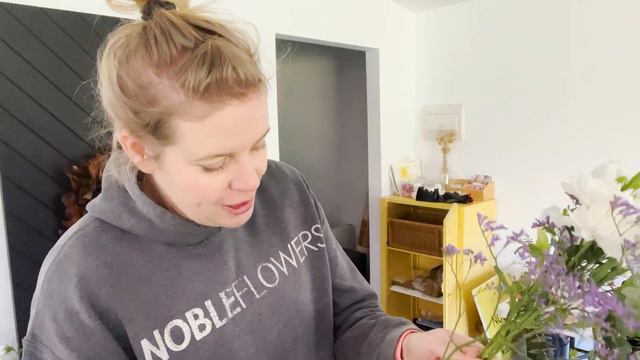 Making seasonal flower bouquets for a summer wedding! Flower Farmer Florist Noble Flowers. смотреть онлайн