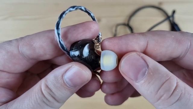 TRN TA2: гибридные наушники на двух фирменных арматурах Knowles смотреть онлайн