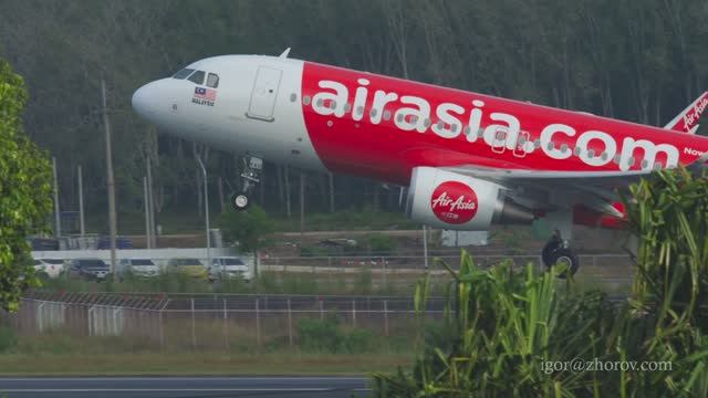 Эйрбас А320 авиакомпании AirAsia взлетает из аэропорта Пхукет.