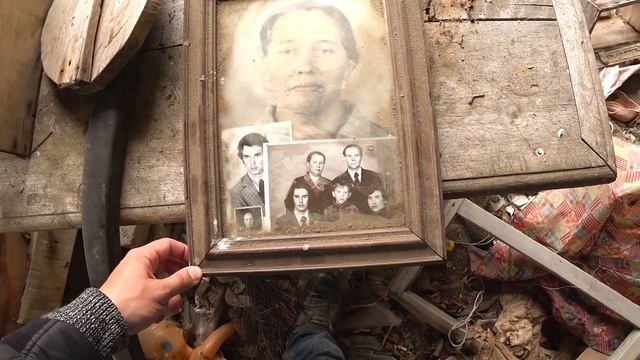 Эта странная дорога привела нас сюда.Детские игрушки лежали повсюду.Заброшенная деревня смотреть онлайн