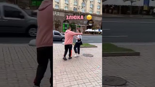 Tik-Tok: тик-ток, Linchik, обнимаю прохожих. Реакция прохожих смотреть онлайн
