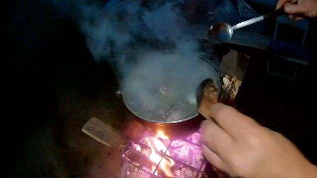 Уха по деревенски из карася на костре / быстро и вкусно смотреть онлайн