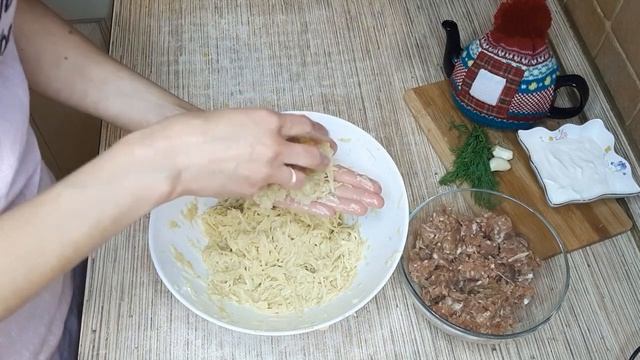 драники c мясом, вкусно и просто, со сметанкой улетят в миг!.mp4 смотреть онлайн