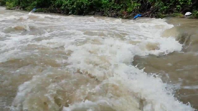 Шины от тягаче защищают берег от наводнение. смотреть онлайн