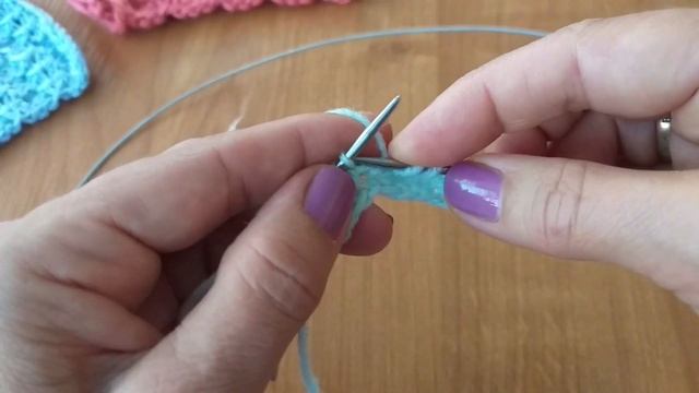 Простой рельефный узор со снятыми петлями. Вязание спицами. смотреть онлайн