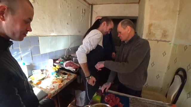 БРИГАДА ГОТОВИТ В ТРЁХ ЛИТРОВОЙ БАНКЕ ТЕЛЯТИНУ С КАРТОШКОЙ РАСПАКОВКА ПОСЫЛОК смотреть онлайн