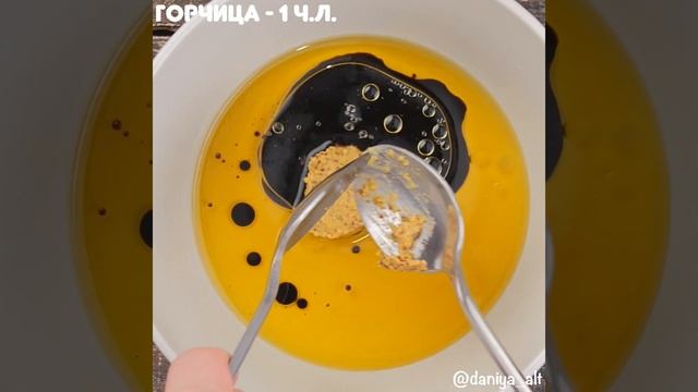 Быстрый салат с овощами, моцареллой и сухарями смотреть онлайн
