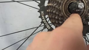 как снять трещетку без специального съёмника и с ним