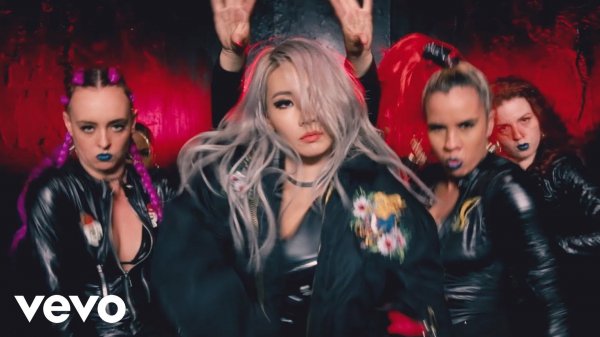CL - ‘HELLO BITCHES’ DANCE PERFORMANCE VIDEO