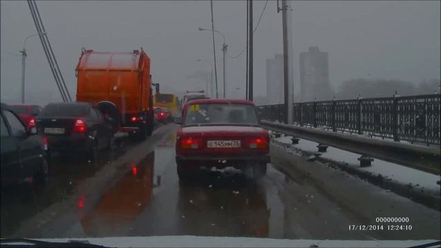 Череповец. Пробка на Октябрьском мосту. смотреть онлайн
