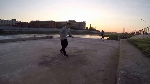 ПАРКУР на НАБАРЕЖНОЙ .КРАСИВЫЙ ЗАКАТ. смотреть онлайн