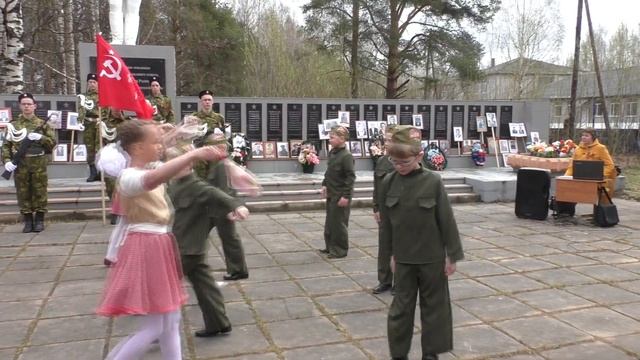 День Победы в Афанасьевске. Ученики начальных классов исполняют танец "Катюша" смотреть онлайн