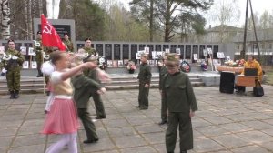 День Победы в Афанасьевске. Ученики начальных классов исполняют танец «Катюша»