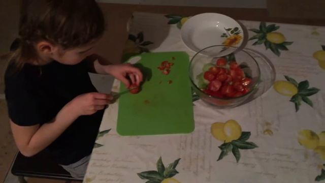 Катрина режет помидоры смотреть онлайн