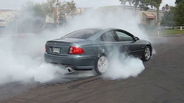 Smittys 2005 GTO burnout смотреть онлайн