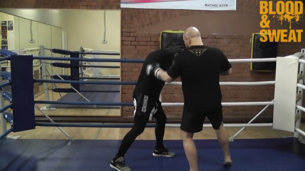 Бокс. Как нанести удар по корпусу при защите блоком. Boxing. Body punch through blocking.