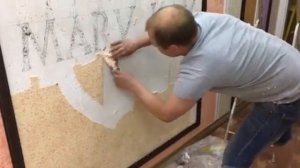 Как снять жидкие обои со стены