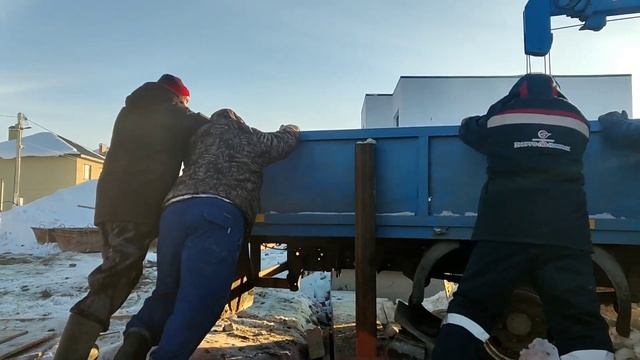 Как четыре каменщика манипулятор толкали вместо того чтобы работать. смотреть онлайн