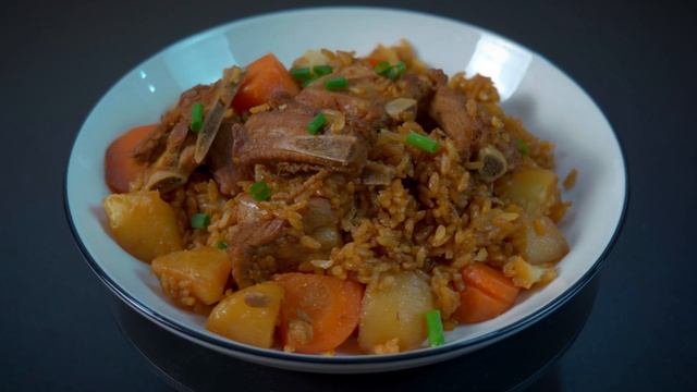 有电饭煲就行，4款懒人焖饭，配料简单易学，米饭和菜同时熟，荤素搭配真香#焖饭#排骨焖饭#土豆焖饭#红烧肉焖饭#香菇滑鸡焖饭#红烧鸡焖饭#土豆红烧肉焖饭#鸡肉焖饭#煲仔饭#红烧肉#红烧排骨#拌饭#快手