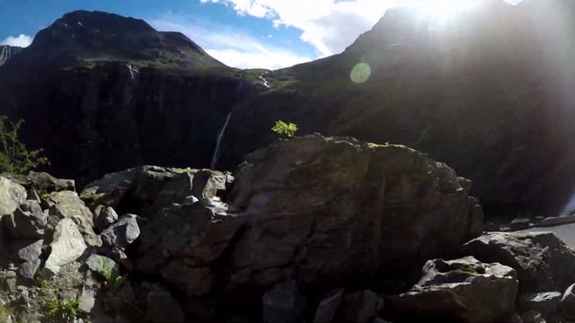 Один из самых сложных серпантинов - тропа Троллей, Норвегия смотреть онлайн