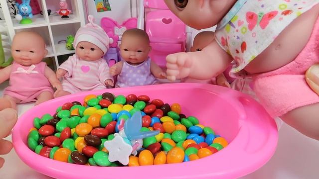 Куклы Пупсики Играют В Детский Сад Иришка сегодня нянечка, Каришка и Маришка привели своих малышек смотреть онлайн