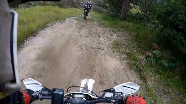 Trail Blasting KTM 300 vs KTM 450 vs KTM 500 смотреть онлайн