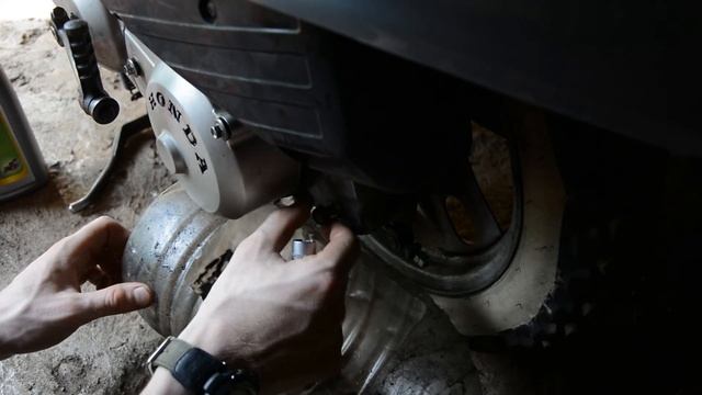 Замена масла в редукторе на HONDA GIORNO af24 (JULIO, TACT, DIO) смотреть онлайн