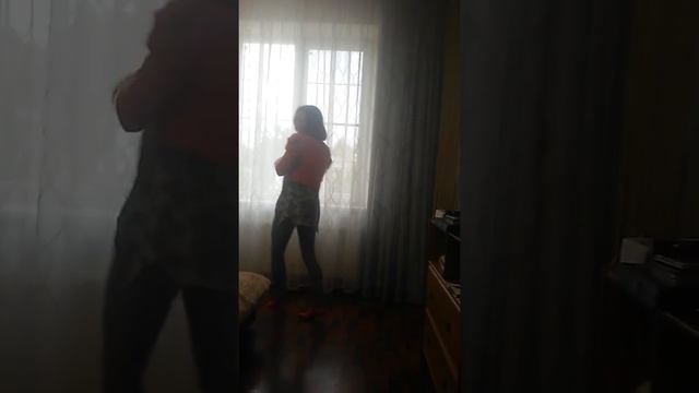 Занимаюсь танцами сама дома. смотреть онлайн