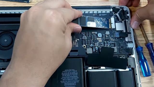 Macbook pro a1398 remplacement SSD смотреть онлайн