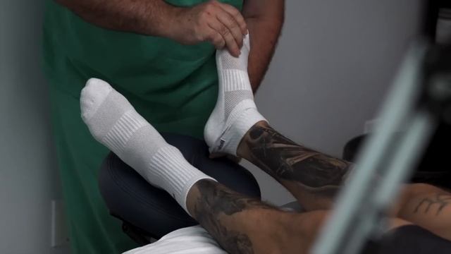 I Tried Acupuncture For The First Time With Brandon William смотреть онлайн