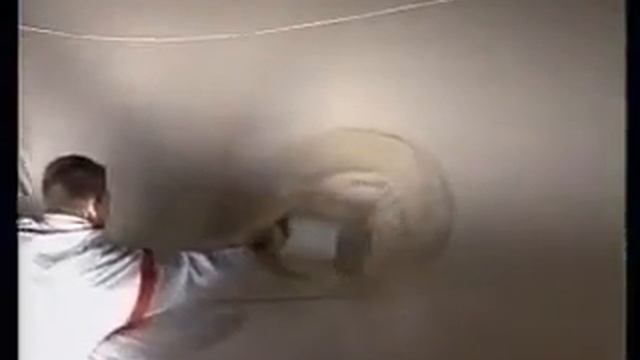 Слив воды с натяжного потолка Extenzo после затопления www.skkrost.ru смотреть онлайн