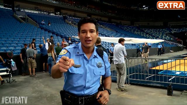Mario Lopez Gets the 22 Push-Up Challenge From Scott Bakula смотреть онлайн