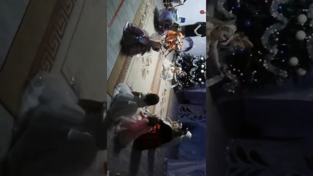 Утренник в детском саду. Елка. Серебристые снежинки смотреть онлайн