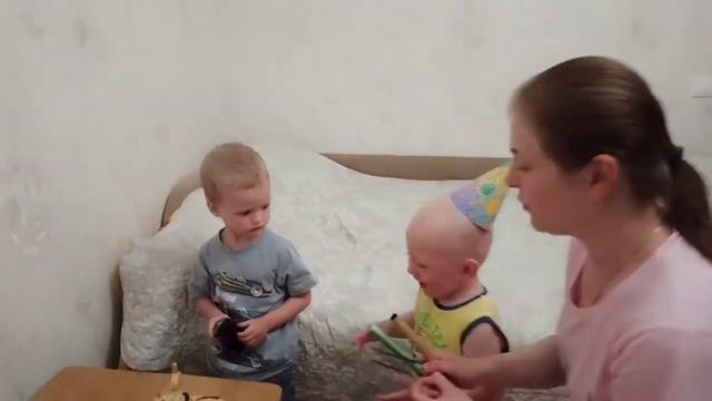 День рождения Георгия. Торт со свечами и бенгальскими огнями смотреть онлайн