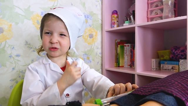 Дети делают уколы и играют в доктора и больницу смотреть онлайн
