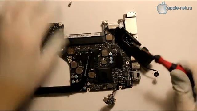 Чистка ноутбука MacBook с заменой термопасты смотреть онлайн
