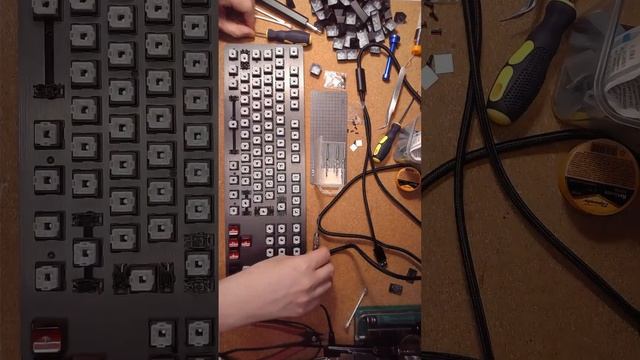 Убираем застрявшую ножку кейкапа из свитча Romer-G в клавиатуре Logitech G413 смотреть онлайн