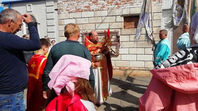 Крестный ход вокруг храма 01.05.2022г..mp4 смотреть онлайн